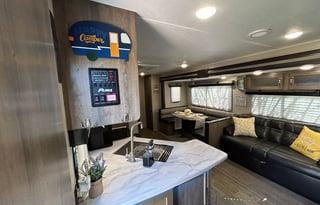 2019 Palomino Puma w Outdoor Kitchen Sleeps 10