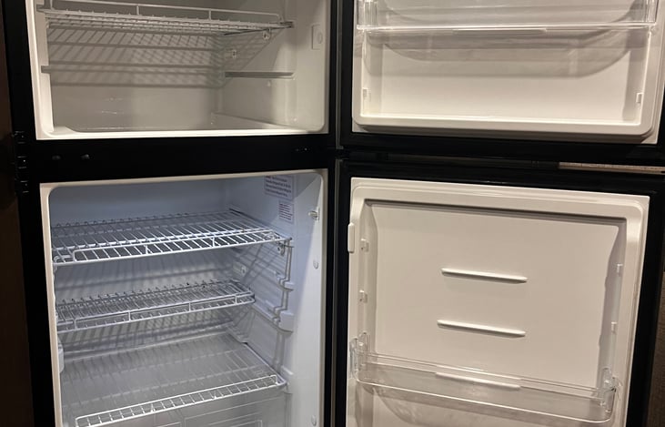 complete refrigerator with enough space to put your groceries
