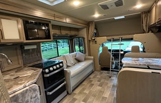 Kid and Pet Friendly Classy Chateau RV!