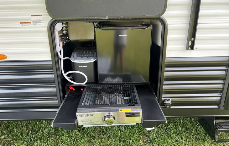 Outdoor station with ice maker, Fridge, grill and griddle!