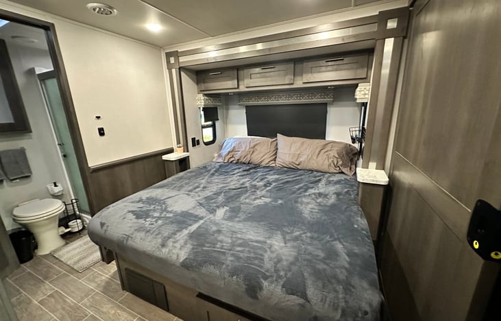 Master king size bed