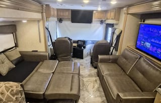 Luxury Disel Push, sleeps 8, 1.5 bath, washer &dry