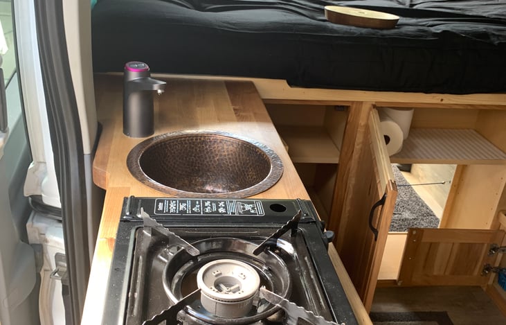 Full kitchen. Sink. Stove. Microwave