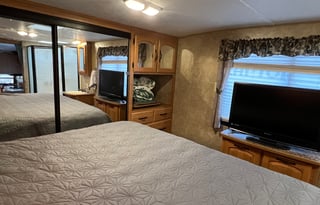 Family friendly, stocked keystone fifth wheel