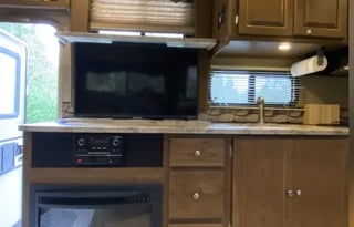 2016 Coachmen RV Leprechaun 319DS Ford 450