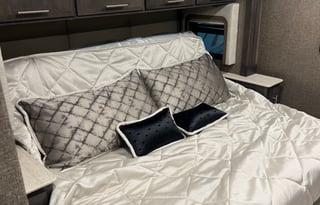 2022 Thor Motor Coach Venetian A40