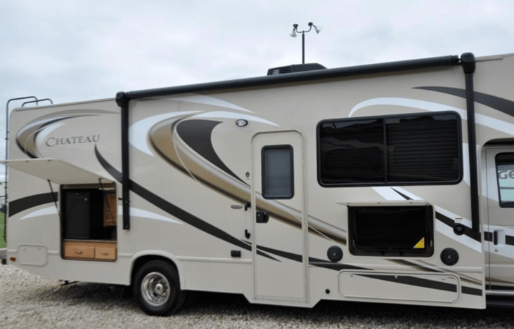Outdoor Kitchen and TV - Perfect Tailgating
