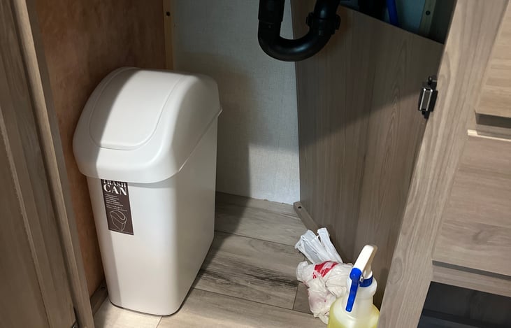 Trash can Cleaning stuff