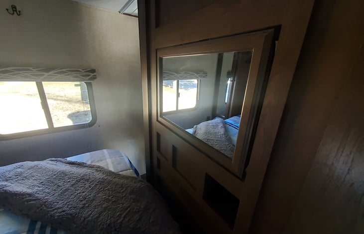 TV Rotates and has a mirror on the opposite side