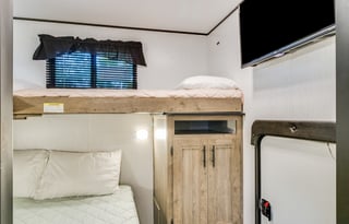 SLEEPS 6 + Outdoor fridge & Grill