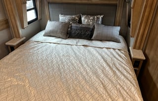 2019 Fleetwood RV Discovery 38W - Sleeps 8