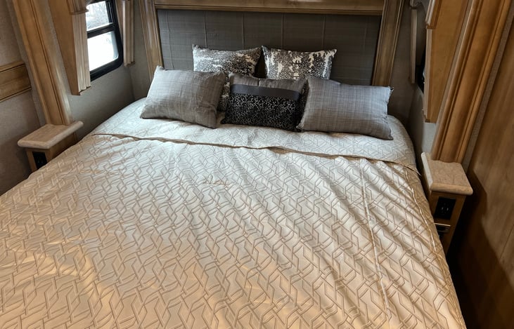 Master Bed (Queen Sized)