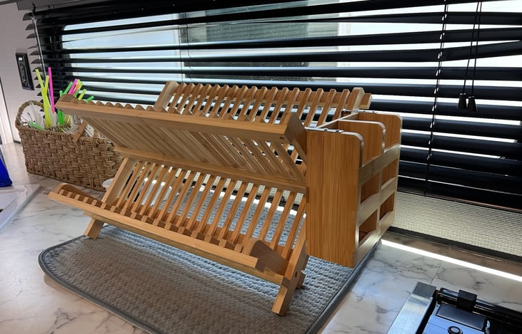 Dish drainer for conveniently drying your dishes.