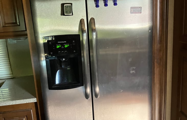 refrigerator has filtered water and ice