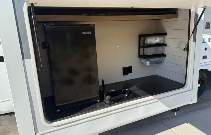 Outdoor kitchen, Grill around the back.