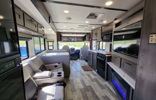 2022 FR3 34DS Class-A(Gas) Sleeps Up to 8 + Tent