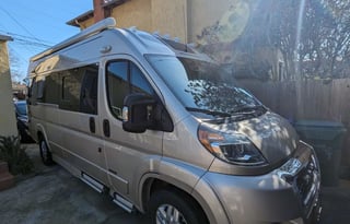 Roadtrek Zion lithium batteries & option Starlink