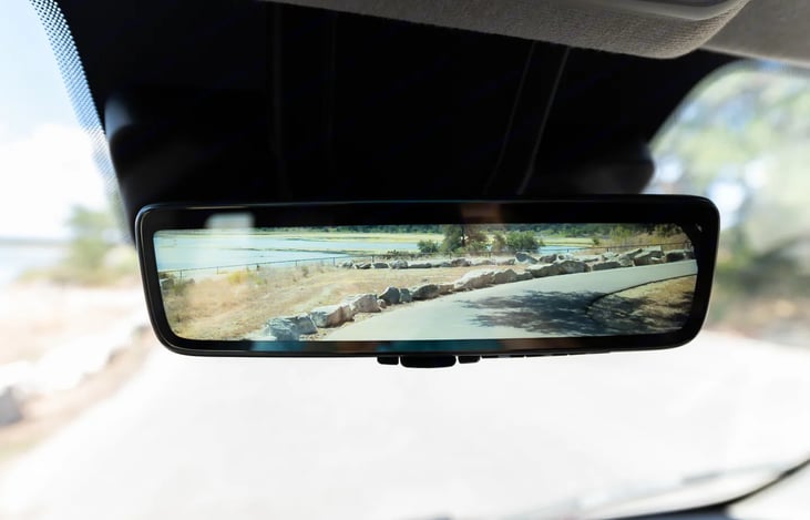 A CLEARER REAR VIEW
For more insight into what's happening outside, the innovative Digital Rearview Mirror converts from a reflective mirror to a real-time video stream at the touch of a button