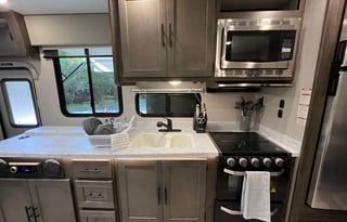 BEAUTIFUL/COMFORTABLE RV ~FULLY STOCKED ~SLEEPS 8