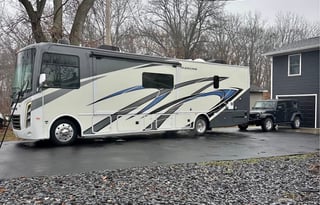 Epic Hurricane Escape Thor Motor Coach 34R Class A