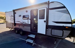Sancia pet and kids approved Camper Rental
