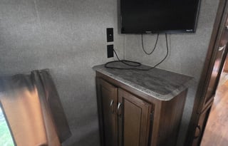ALL SEASON-2019 Coachmen Legacy Edition Sleeps 10!