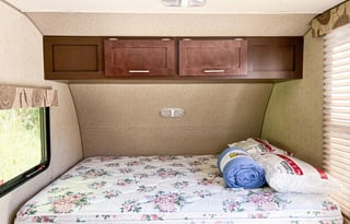 Light & Easy Tow w/Queen Pillow Top Mattress