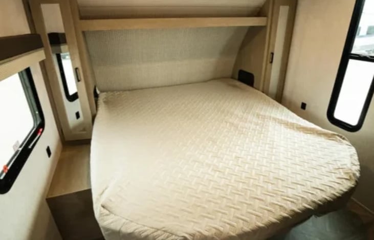 Main sleeping area, king size adjustable bed