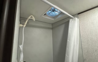 Lightweight, sleeps 6, upgrades! 400W solar system