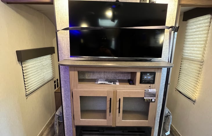 40 inch smart tv, also can be placed outside onto mount