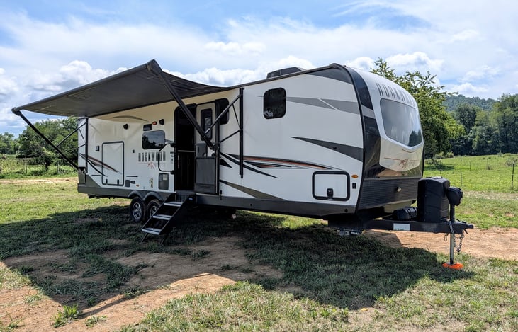 Luxury 35ft Rockwood Ultra Lite! Features dual slides, comfy recliners, private Queen suite with reading nook, full kitchen & outdoor grill setup. Windows throughout. Perfect glamping for up to 3!