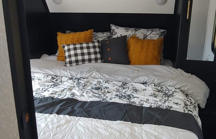 Cosy queen sized bed with storage in each side as well as overhead. 32" TV on wall opposite of bed, cell phone USB charging in either side of bed. Touch lights, and  nice air flow as windows open.