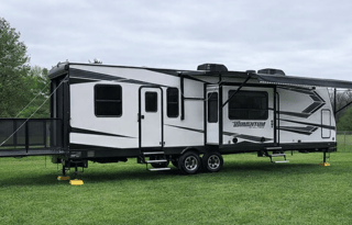 Toy Hauler 1.5 Bath 2021Grand Design Momentum 29G