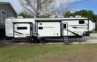 Luxury & Comfort 5th Wheel– Perfect for Adventures