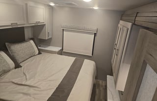 The Phoenix, 2026 Thor Motor Coach Omni TRAIL R36