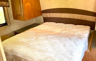 Luxe Galore! Newer, Ultra Clean! Spacious Bunks!