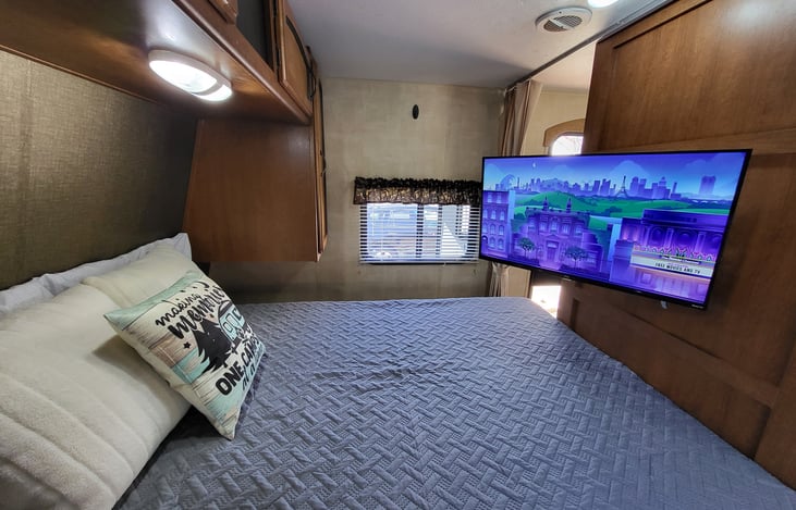 Smart/Roku TV to enjoy inside your very own private master bedroom.