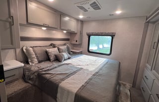 Large Luxury RV with Bunkbeds, Delivery Offered!