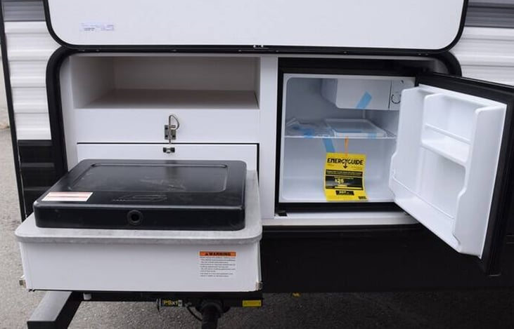 Outdoor Kitchen & Fridge