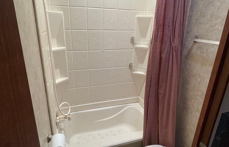 Shower stall & curtain
We encourage renters to consider minimizing showers (and cat-washing instead) to preserve the amount of water in the water tank. Especially if staying longer than a few days.