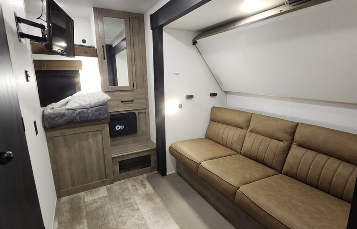 Bunkroom with TV and can sleep 5