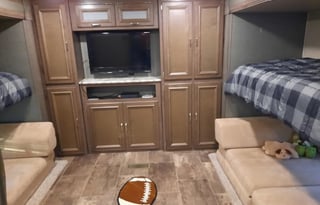 Family friendly with HUGE Bunkroom!!