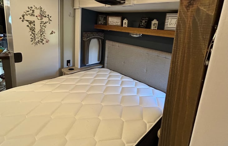 Private bedroom
Queen sized bed