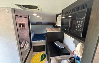 2022 Free Solo | Cozy Lightweight Sleeps 4
