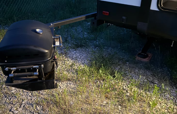 Outdoor grill that wraps around to the outdoor kitchen