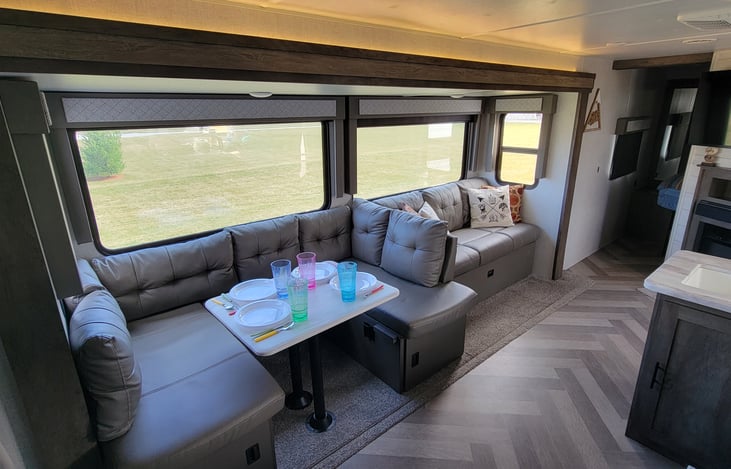 VersaLounge and U-Shape Dinette | Normal configuration