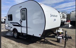 Yes it has a bathroom. Small easy to tow 3200lbs.