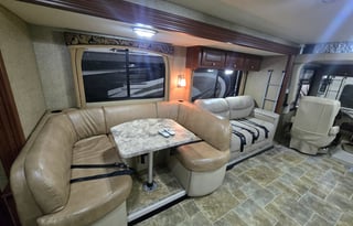 2014 Thor Motor Coach Miramar 32 1