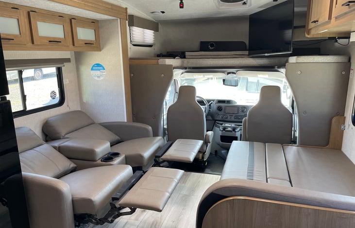 Power recliners, dinette folds easily into sleeping area