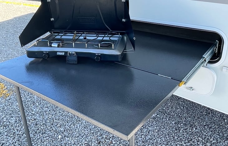 Outdoor grill w built-in table